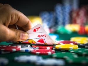 Hướng dẫn chơi Poker UW88 dễ hiểu nhất cho các bạn mới tập chơi